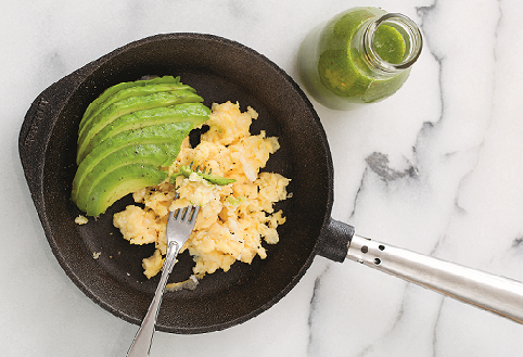 Äggröra med avokado och grön drink